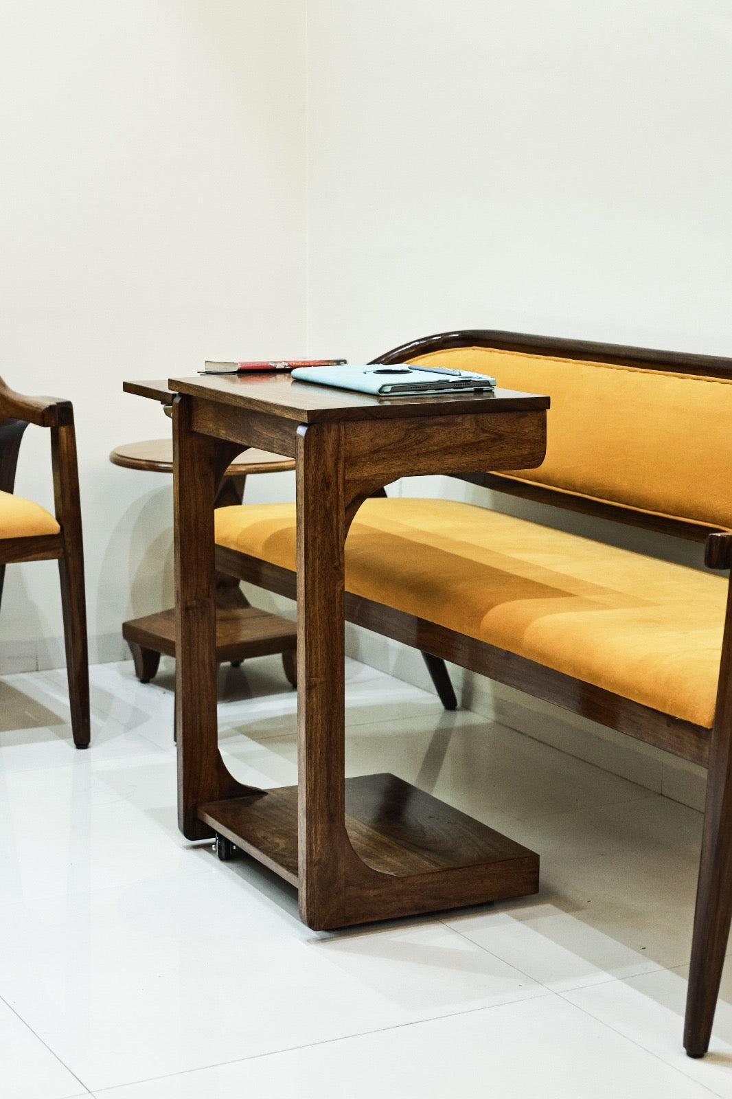 MOVABLE LAPTOP TABLE WITH SIDE SHELF